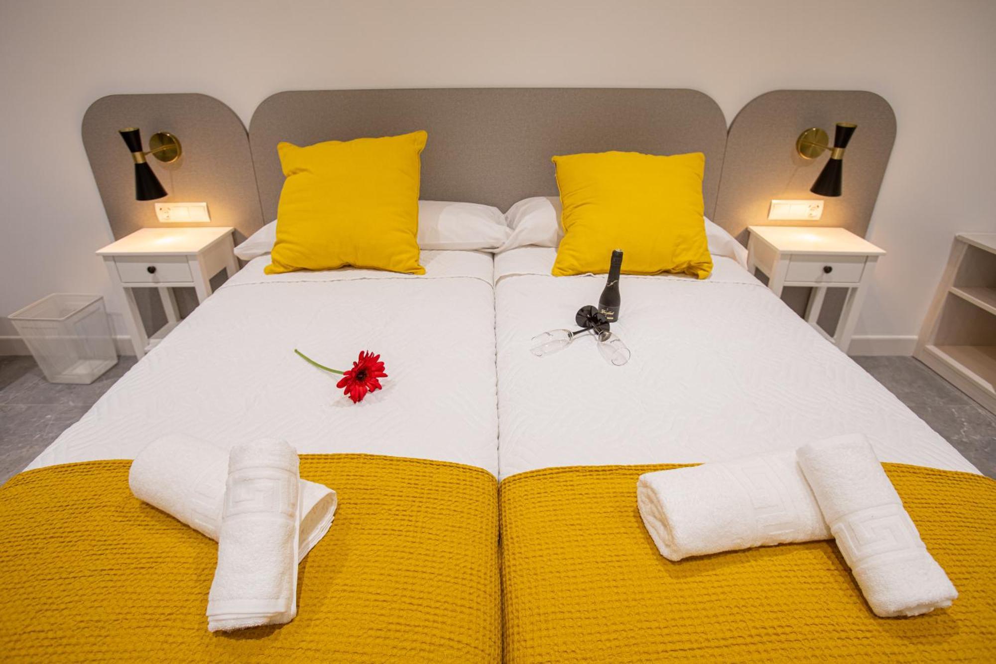 Boutique Rooms Playa Burriana Nerja Bagian luar foto