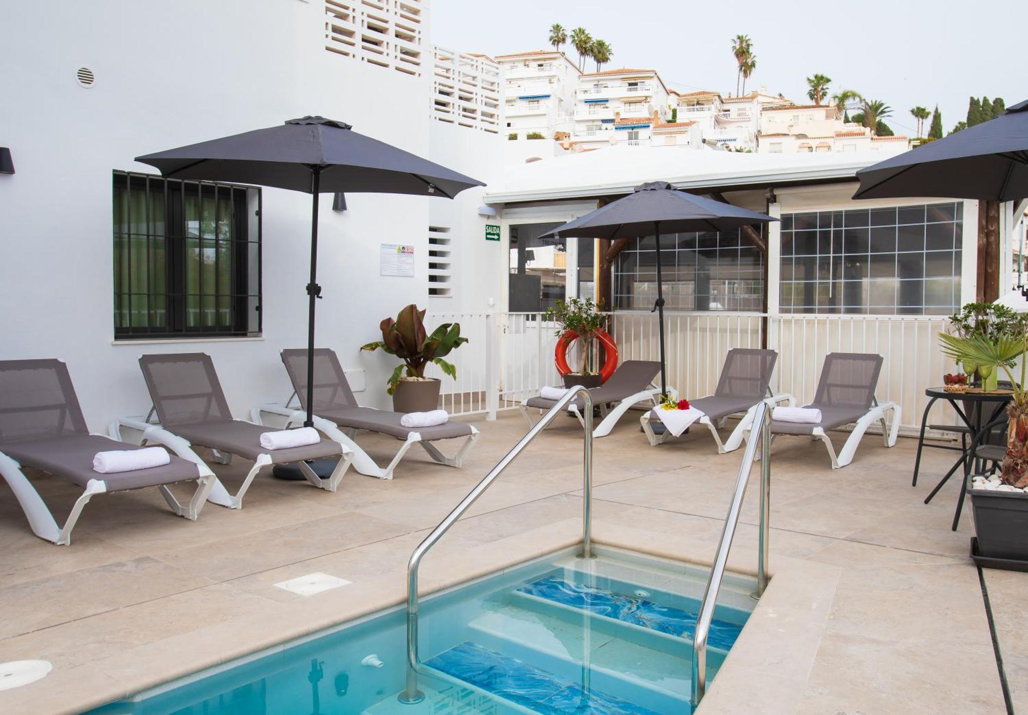 Boutique Rooms Playa Burriana Nerja Bagian luar foto